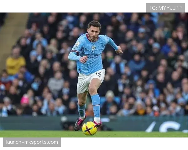 拉波尔特防守风格与出球能力分析:中卫位置上的稳健表现 拉波尔特防守风格与出球能力分析:中卫位置上的稳健表现