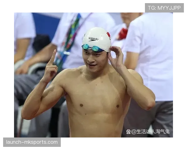 孙杨穿拖鞋拎菜篮的画面把我整懵了，赛场上的钢铁男孩下班竟然是隔壁大叔